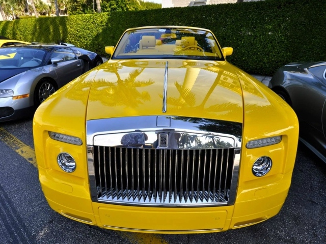 Желтый Rolls-Royce Phantom