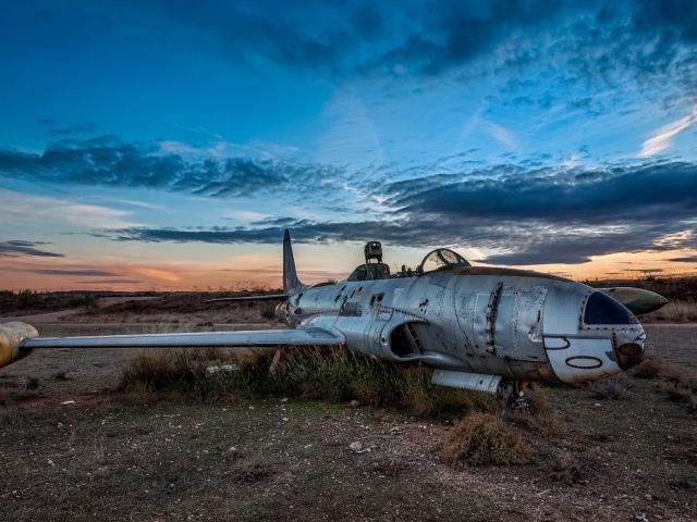 Старый самолет на военном аэродроме