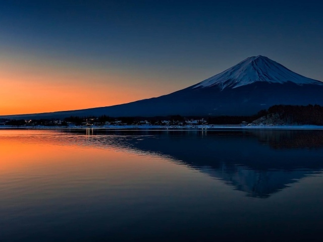 Гора Фудзи отражается в воде озера