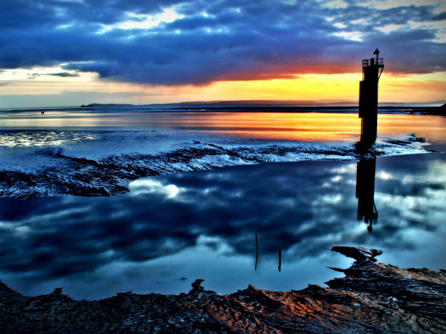 Желтый закат на синих облаках