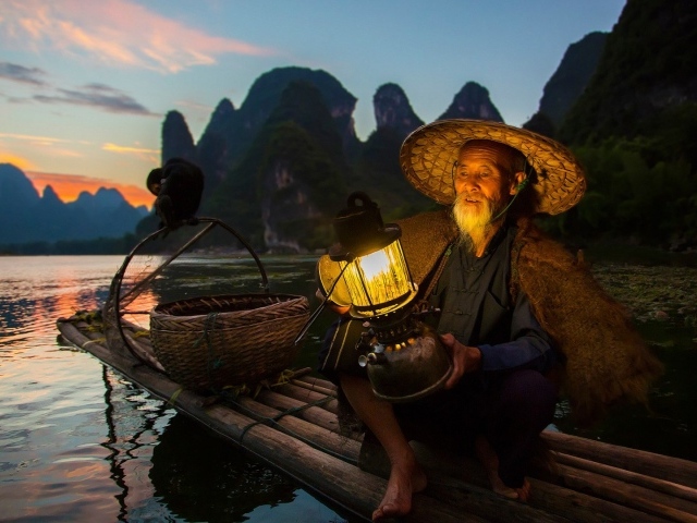 Рыбак и баклан на рыбалке в Китае