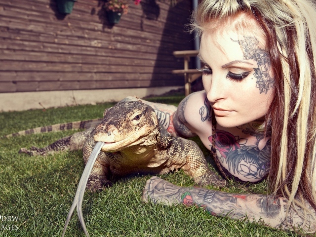 Татуированная девушка с рептилией