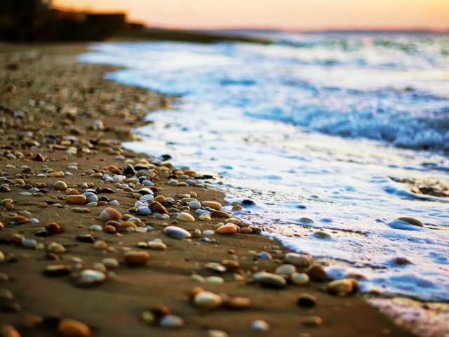 Гладкие камни на пляже