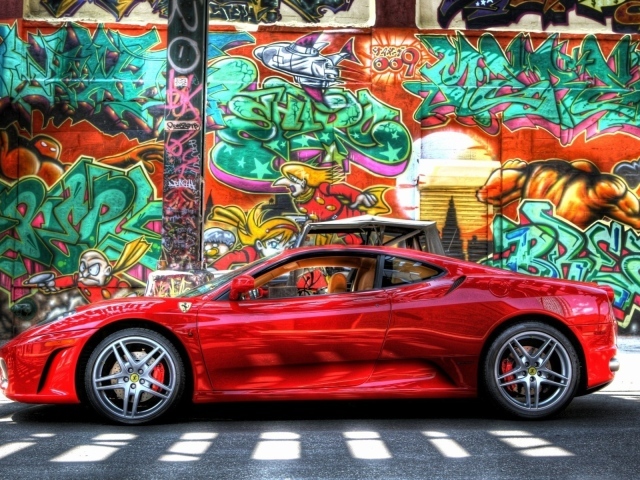 Красный Ferrari F430 Scuderia у стены с граффити
