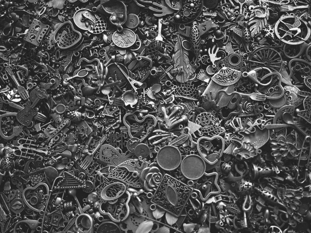 Детали из железа, серый фон