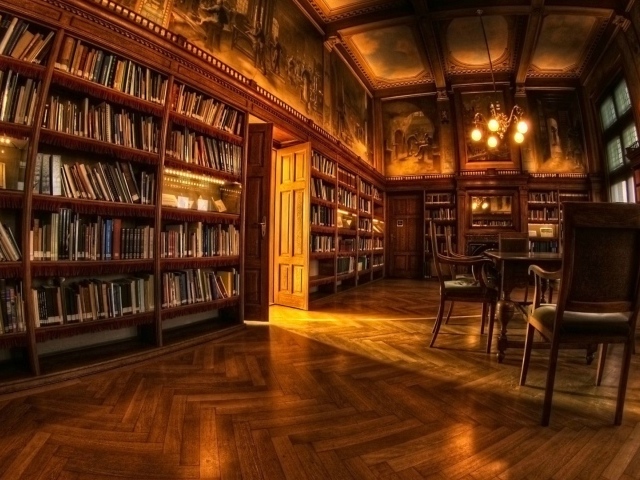 Старинная мебель в домашней библиотеке