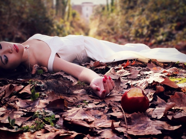 Спящая красавица попробовала заколдованное яблоко