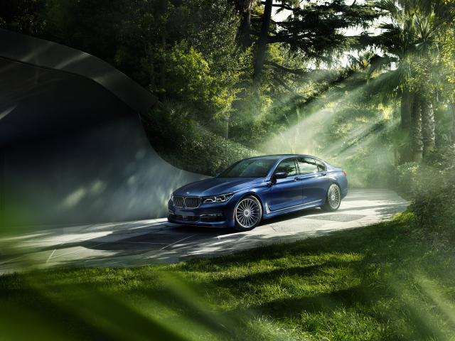Синий автомобиль BMW 7 Series в лучах солнца 