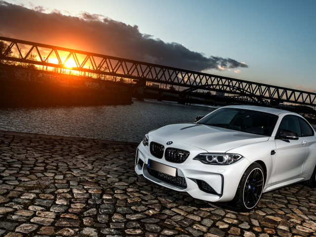 Xe BMW M2 màu trắng trên nền hoàng hôn: Thiết kế đẹp mắt, đầy sức hút và sự kết hợp hoàn hảo giữa màu trắng và màu hoàng hôn, xe BMW M2 sẽ khiến trái tim bạn không thể không đập nhanh. Bạn sẽ được đắm chìm trong cảm giác trầm lắng và thăng hoa khi xem bức ảnh này.