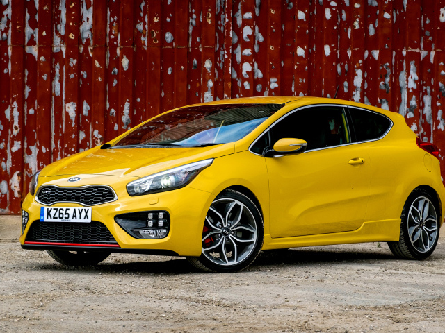 Желтый автомобиль Kia Ceed 