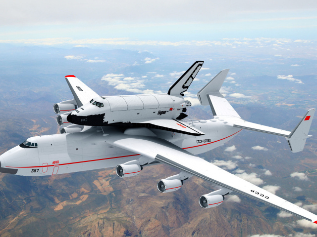 Самолет Ан - 225 Мрия с ракетой носителем «Буран» в небе