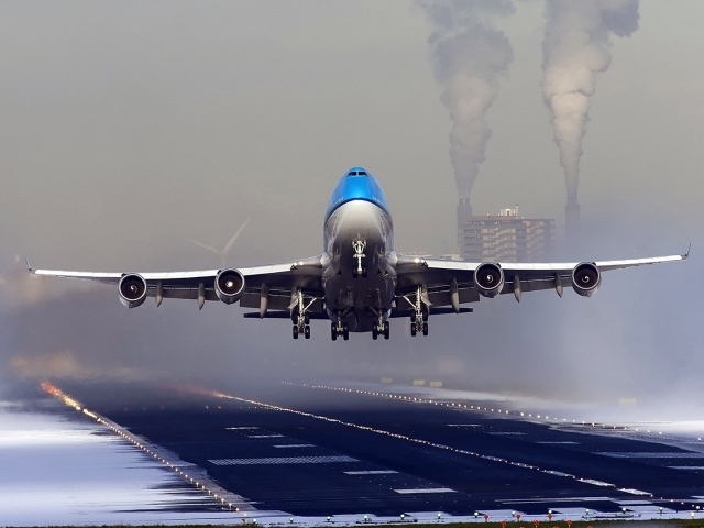 Взлет самолета Boeing 747 нидерландской авиакомпании KLM 