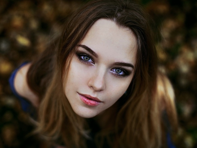 Девушка брюнетка с красивыми глазами 