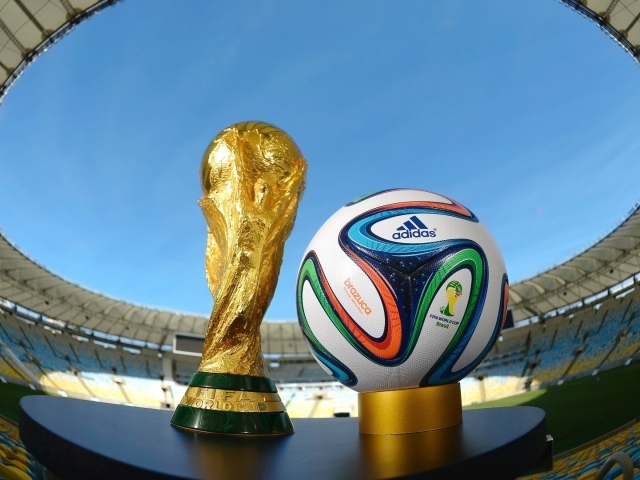 Футбольный мяч и кубок Чемпионата Мира по футболу 2018 года 
