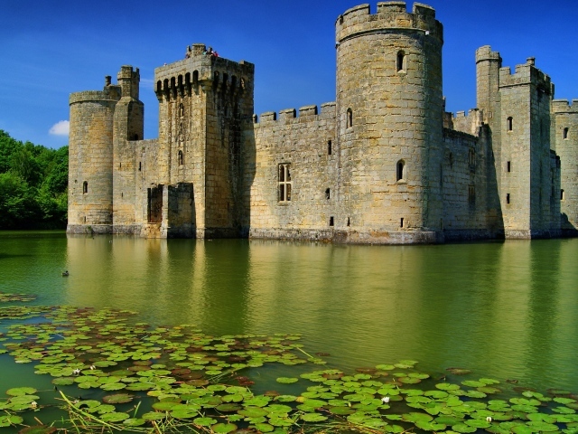 Старинный замок на воде Бодиам, Англия 