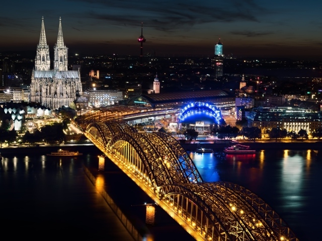 Вид на Кельнский собор и  мост Гогенцоллернов вечером, Германия