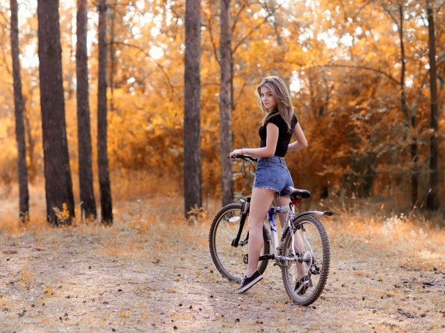 Красивая девушка спортсменка на велосипеде 