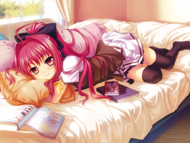 Девушка аниме с книгами лежит на диване