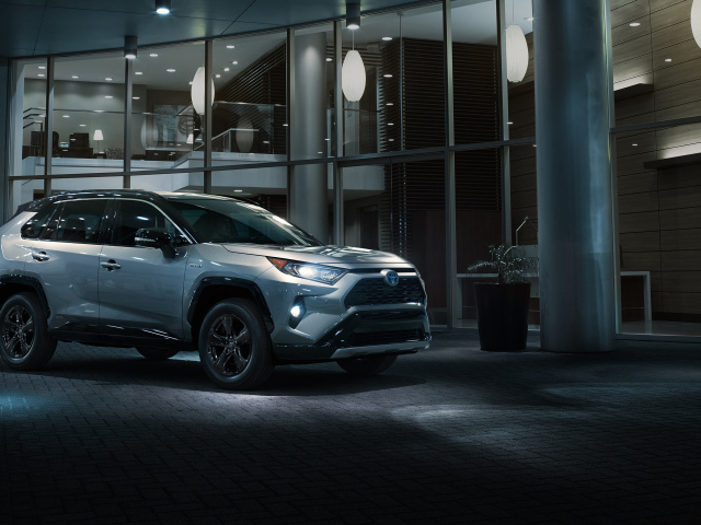 Серебристый внедорожник Toyota RAV4, 2019