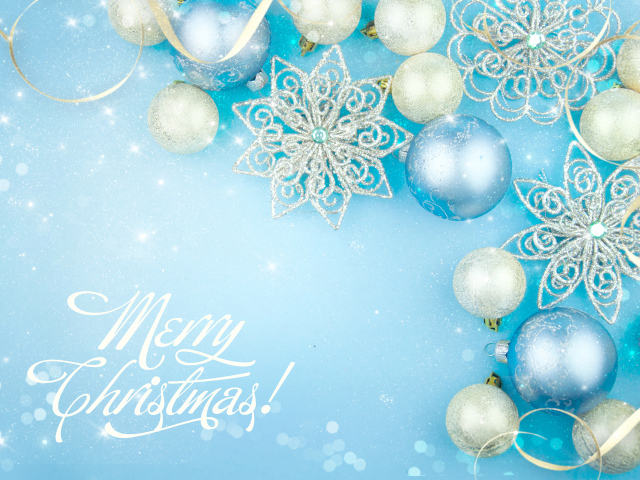Красивые новогодние украшения на голубом фоне с надписью Счастливого Рождества
