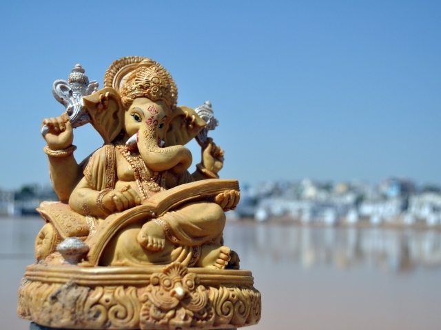 Статуя бога слона Ганеша под голубым небом
