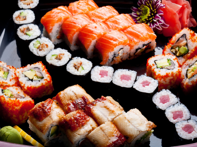 Вкусные роллы и суши на тарелке