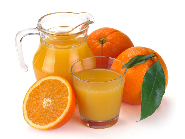 Кувшин со свежевыжатым апельсиновым соком с фруктами на белом фоне