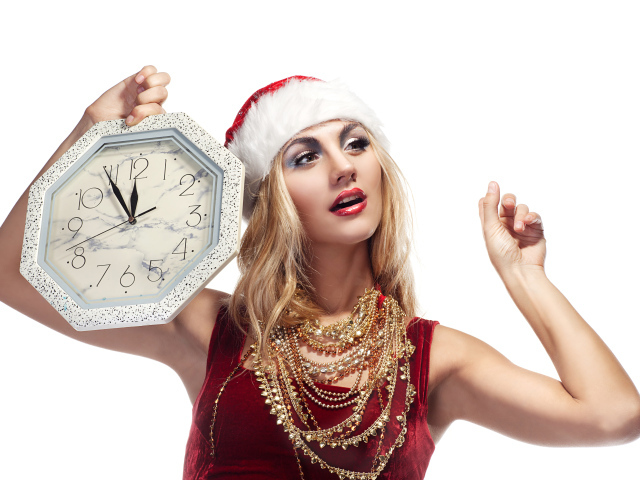 Яркая девушка в новогоднем костюме с часами в руке на белом фоне