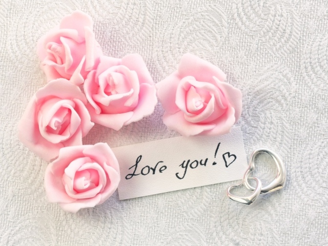 Розовые искусственные розы с сердечками