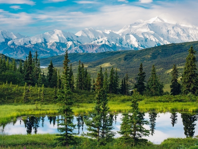 Красивый вид на горы, лес и озеро, Аляска