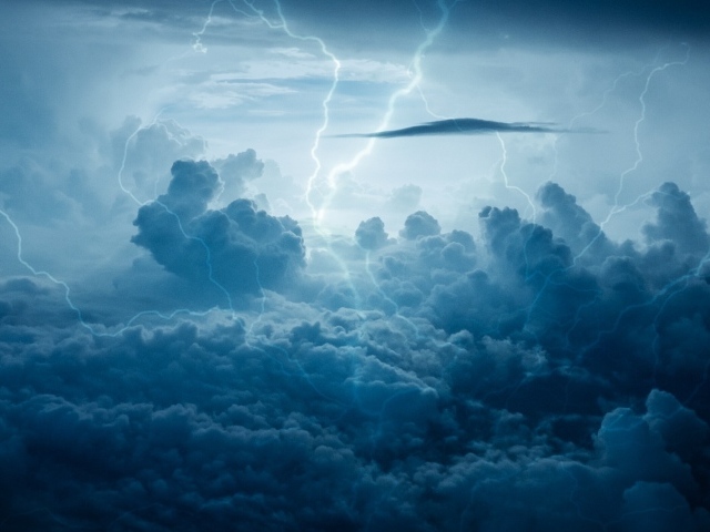 Молнии в облаках во время шторма