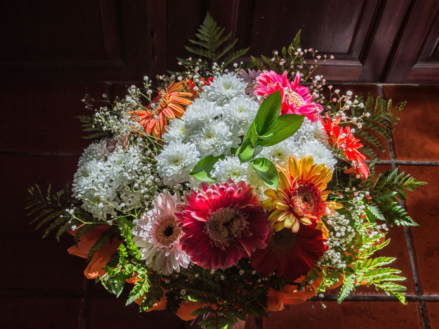 Красивый большой букет с цветами хризантемы и герберы