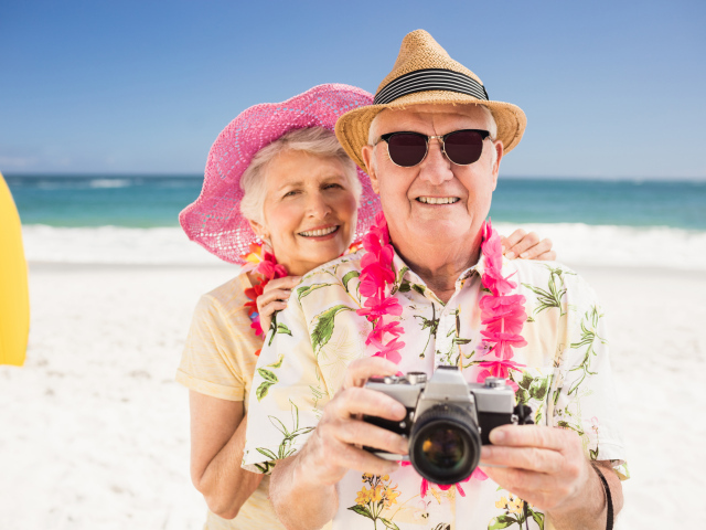 Пожилые мужчина и женщина отдыхают на пляже