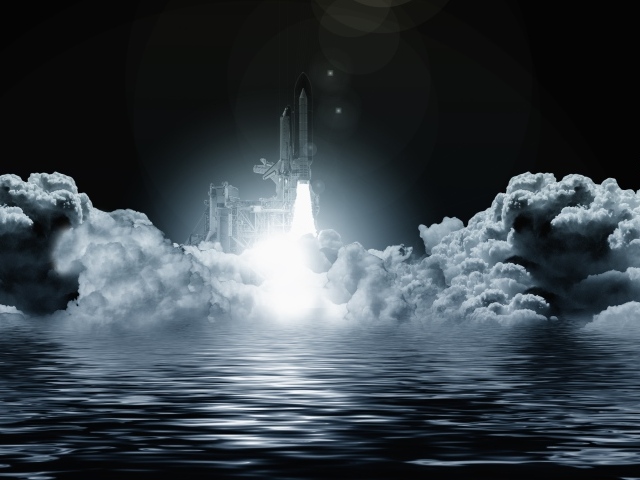 Старт ракеты в облаках на фоне воды 