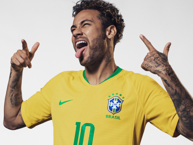 Бразильский футболист Неймар с высунутым языком