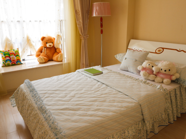 Детская комната с большой кроватью и мягкими игрушками