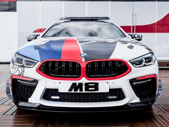 Автомобиль BMW M8, 2019 года вид спереди