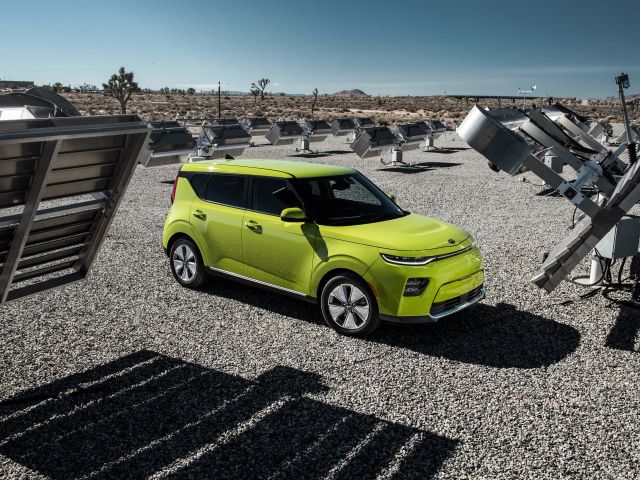 Салатовый автомобиль Kia Soul EV, 2020 года на асфальте