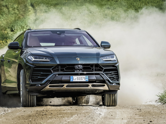 Внедорожник Lamborghini Urus 2018  года на дороге в пыли