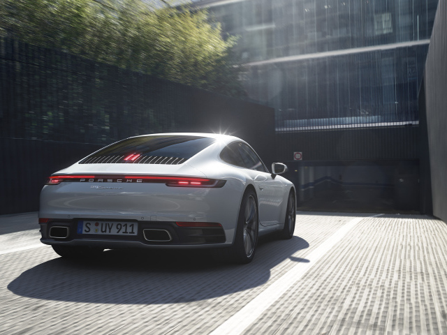 Автомобиль Porsche 911 Carrera 4 2019 года заезжает на парковку