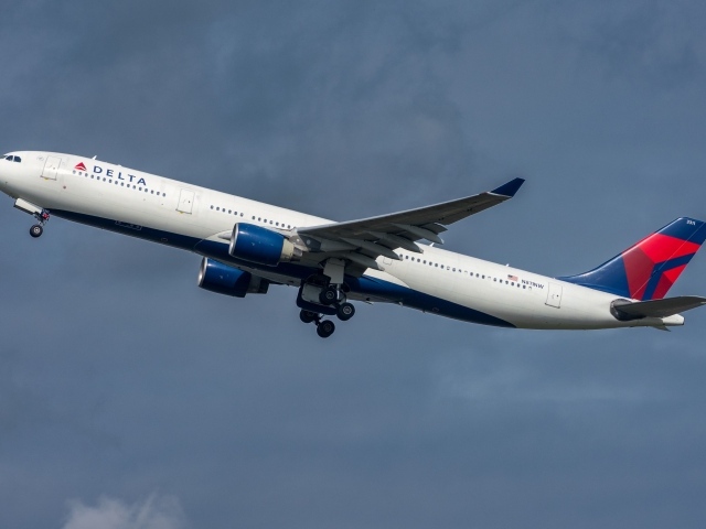Большой пассажирский Airbus авиакомпании  Delta Air Lines