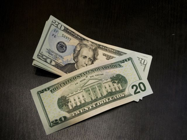 Купюры по 20 долларов на столе