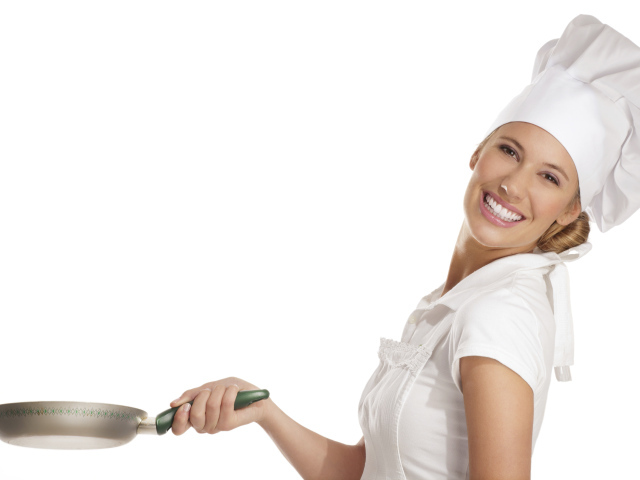 Улыбающаяся девушка повар со сковородкой в руке на белом фоне