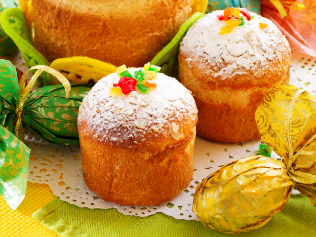 Сладкие пасхальные куличи с сахарной пудрой и цукатами на праздник Пасха 