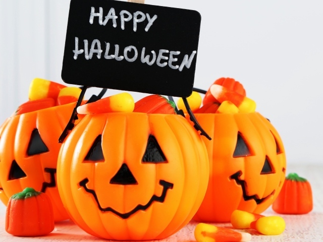 Тыквы со сладостями с надписью Счастливого Хэллоуина