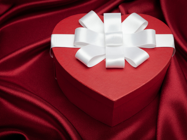Большая красивая красная коробка в форме сердца с белым бантом