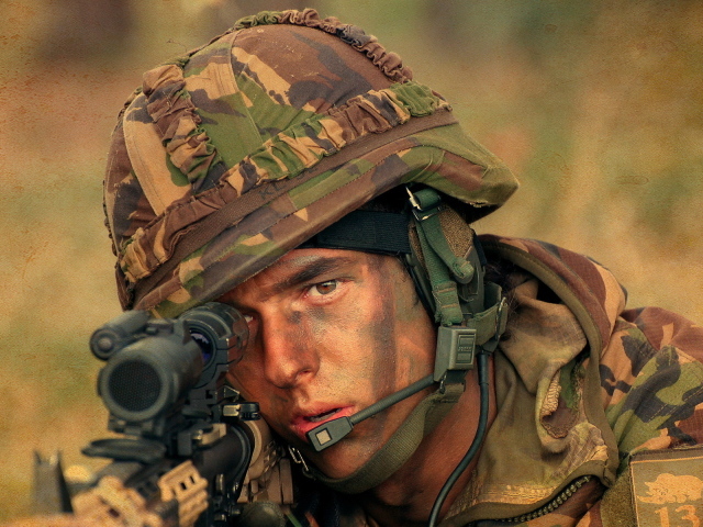 Мужчина солдат в каске с винтовкой