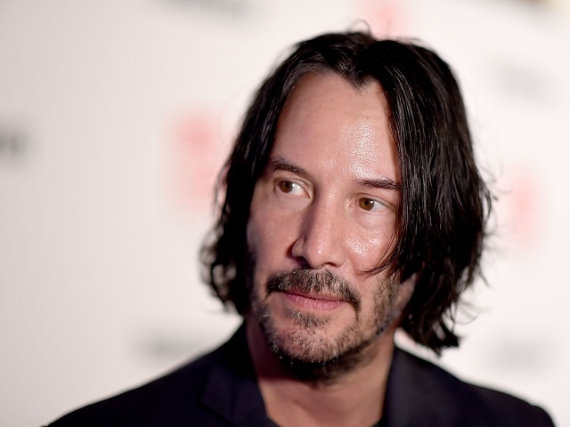 Кареглазый мужчина, актер Киану Ривз