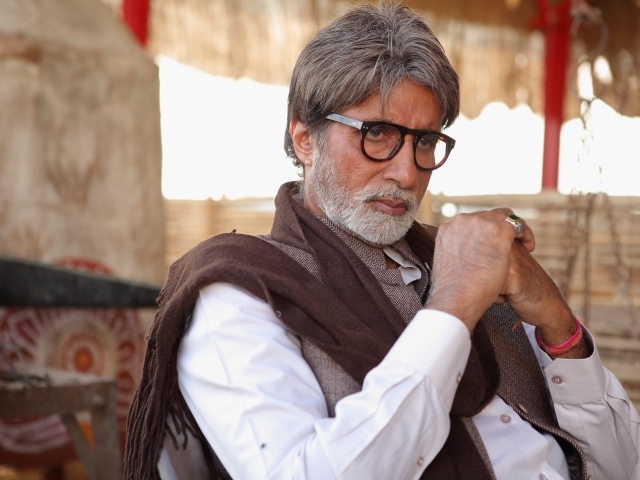 Популярный индийский актер Амитабх Баччан в очках 