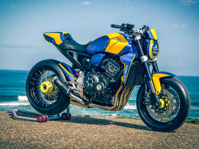 Мотоцикл Honda CB1000R  2019 года у океана